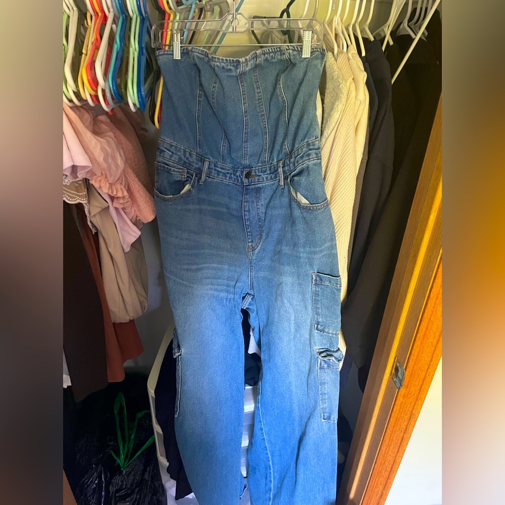 WORN ONCEdenim jumpsuit 
has a zipper on the side 
useful pockets 
very stretchy